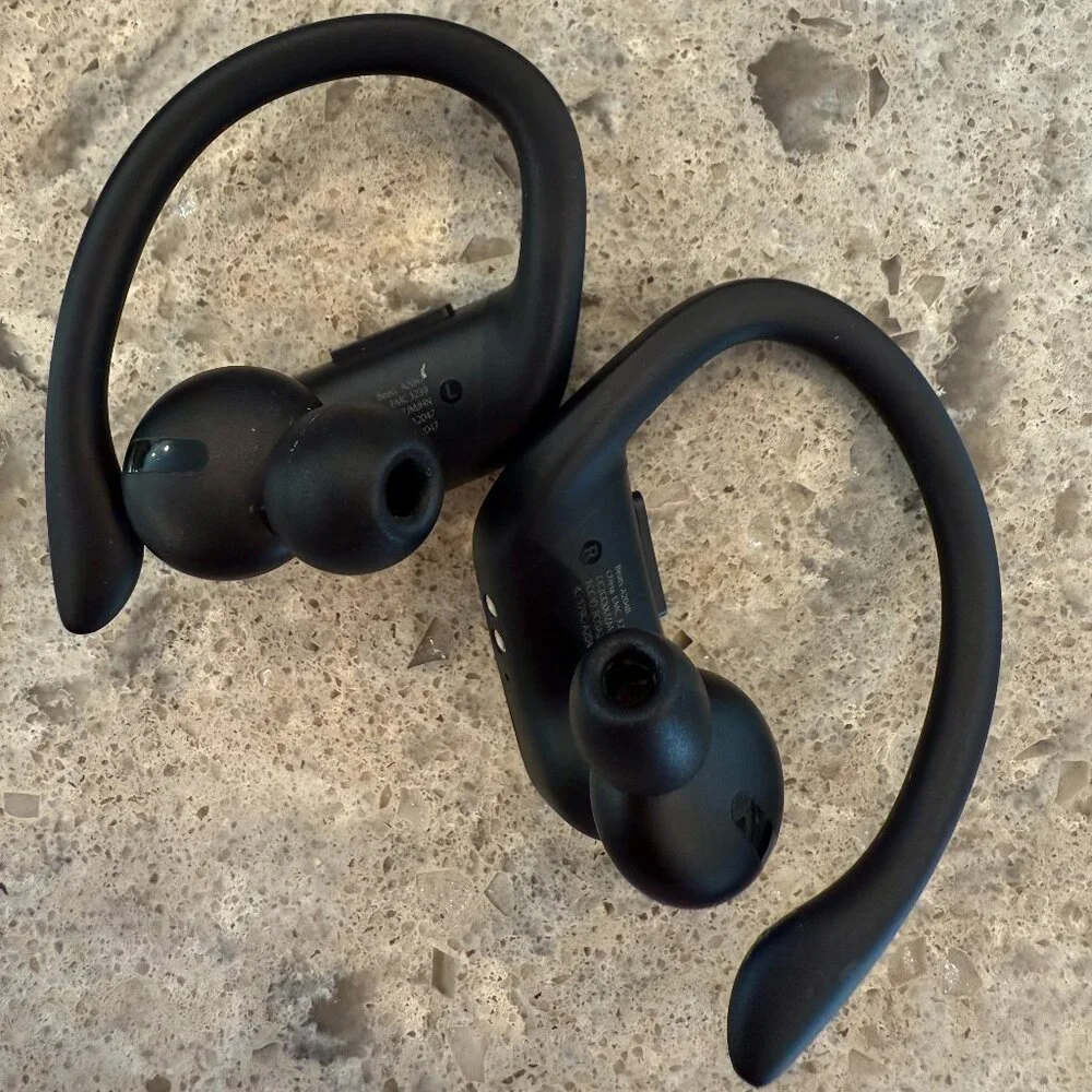 EUC POWERBEATS PRO HIGH-PERFORMANCE EARBUDS JET BLACK - Picture 3 of 3